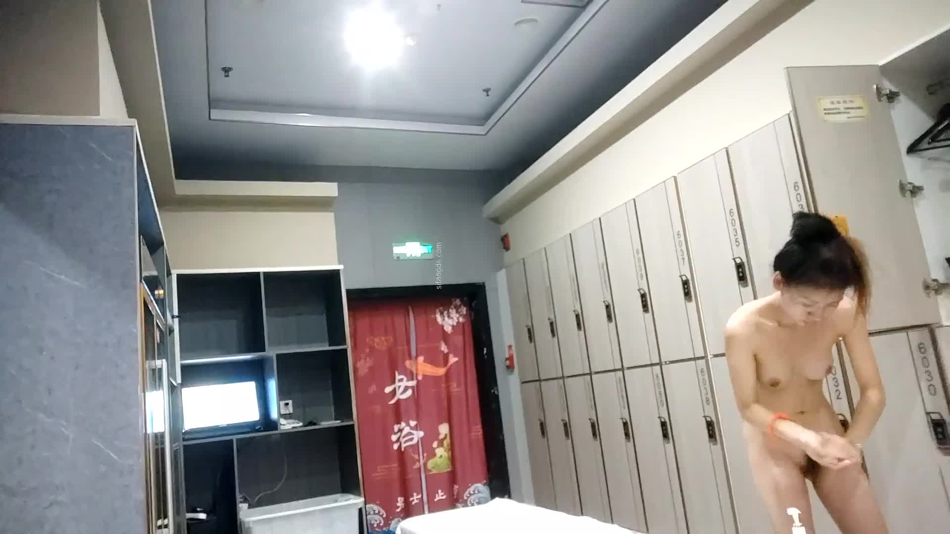 2048.vip-大众浴室内部员工偷拍 几位白白嫩嫩的美少妇脱光光去洗澡