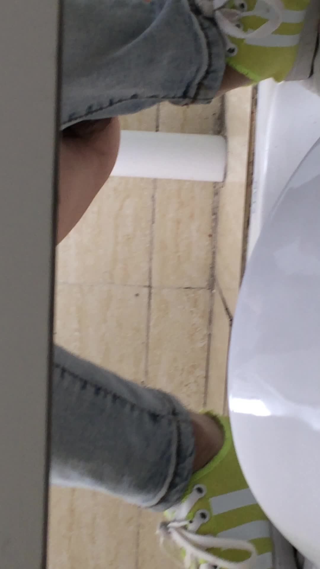 2048.vip-大神小P商城办公楼一路游走偷拍多位美女少妇 各种极品美鲍