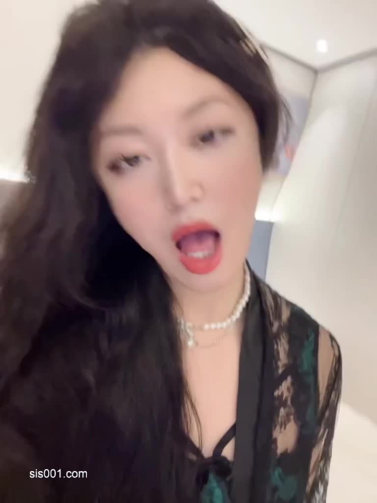 2048.vip-黑丝伪娘Cd蜜酱 想要吃鸡吧好想被操 大号伪娘撅着大屁屁今天终于吃到洋吊了慢慢适应了后不要太爽哦