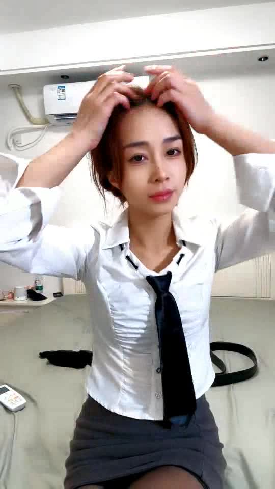 2048.vip-黑丝高跟OL制服风骚人妻的诱惑，在狼友的调教下脱光光了发骚，淫声荡语揉奶玩逼道具抽插，表情好骚真刺激
