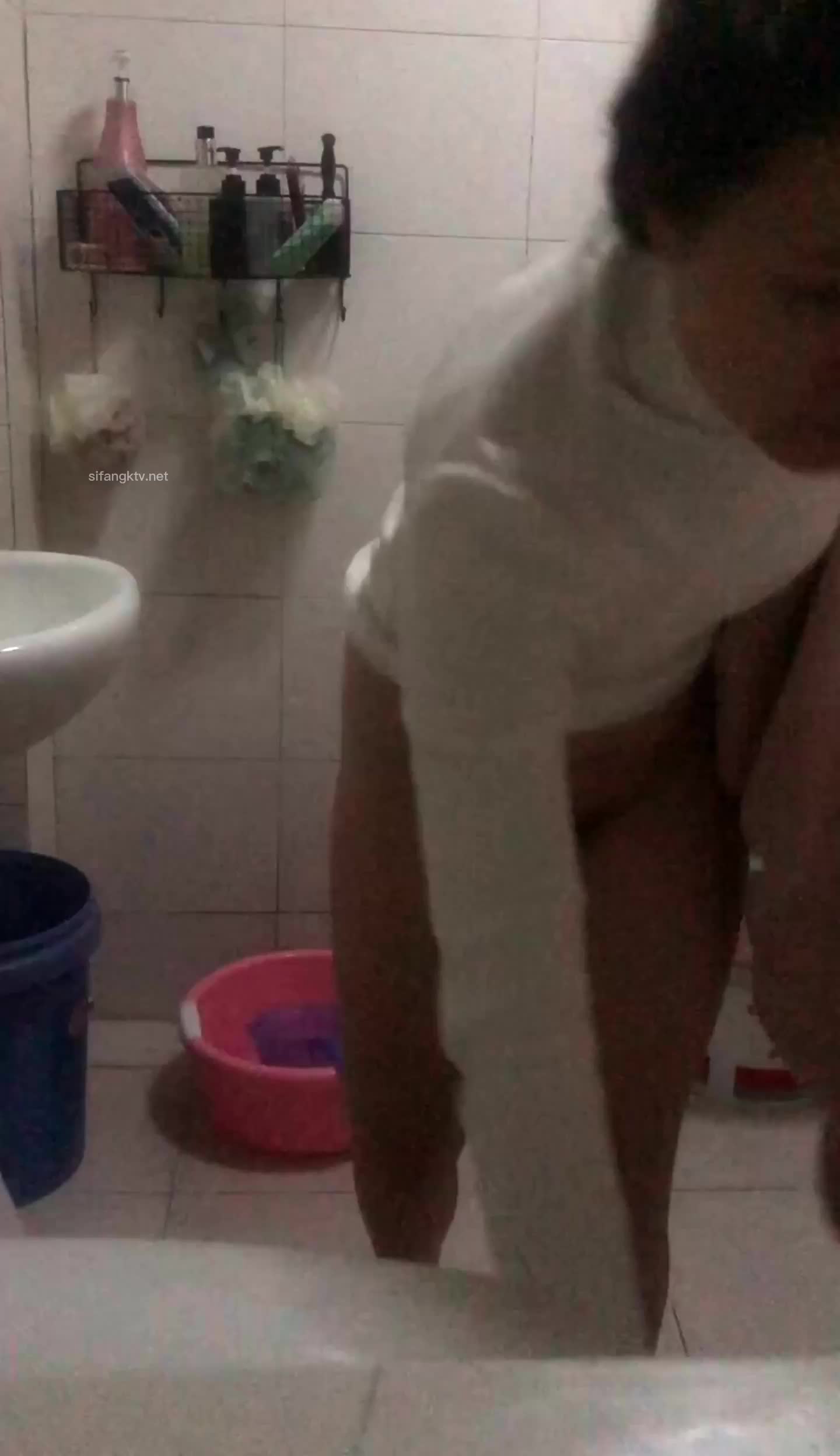 2048.vip-哥哥家卫生间暗装针孔，偷拍嫂子洗澡全过程，屁股好肥，居然穿透明内裤，闷骚啊