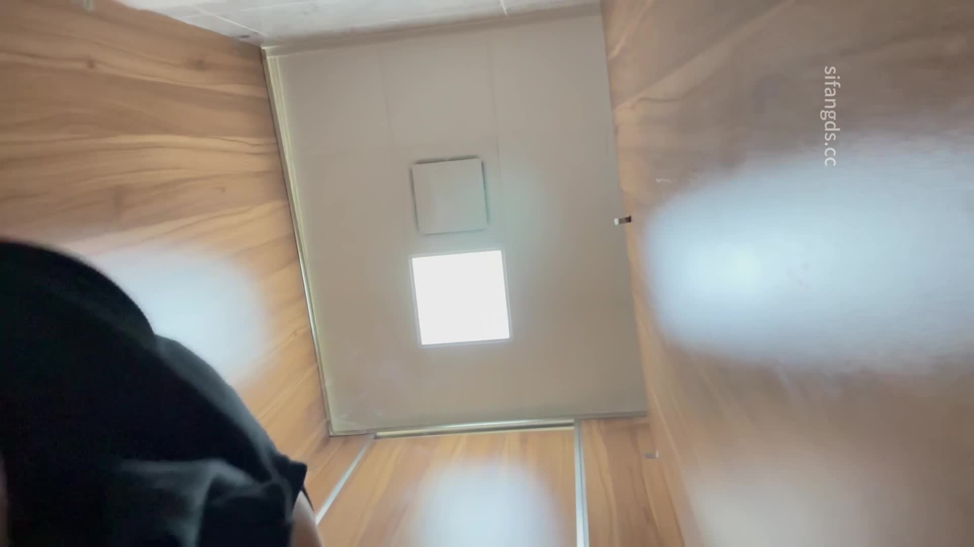 2048.vip-大神潜入办公楼女厕近距离抄底贴B拍 几位美女职员的肥美大鲍鱼