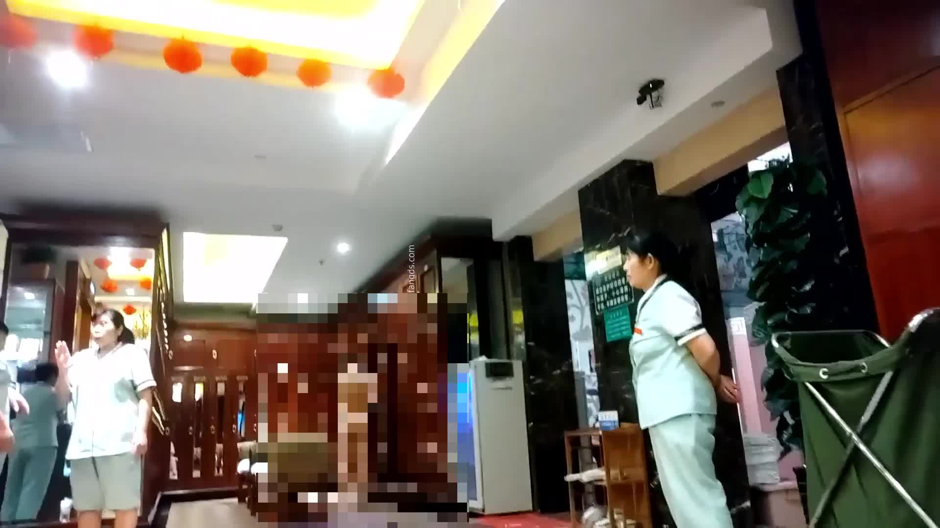 2048.vip-大众浴室内部员工偷拍 几位白白嫩嫩的美少妇洗澡换衣服