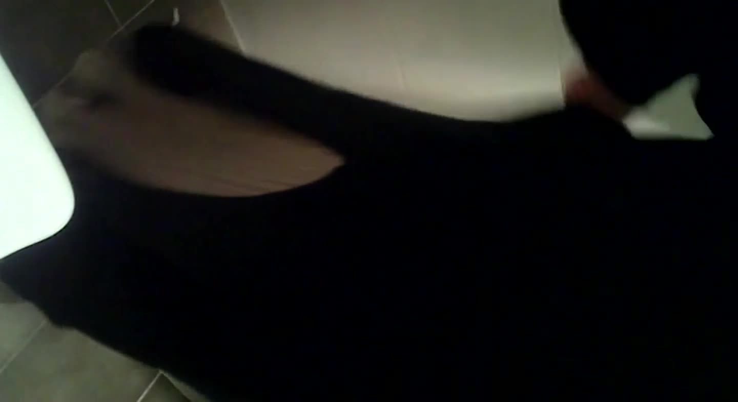 2048.vip-精品厕拍】，快餐店公共女厕连续偷拍多位美女气质小姐姐方便，尿个尿还把奶罩子亮出来