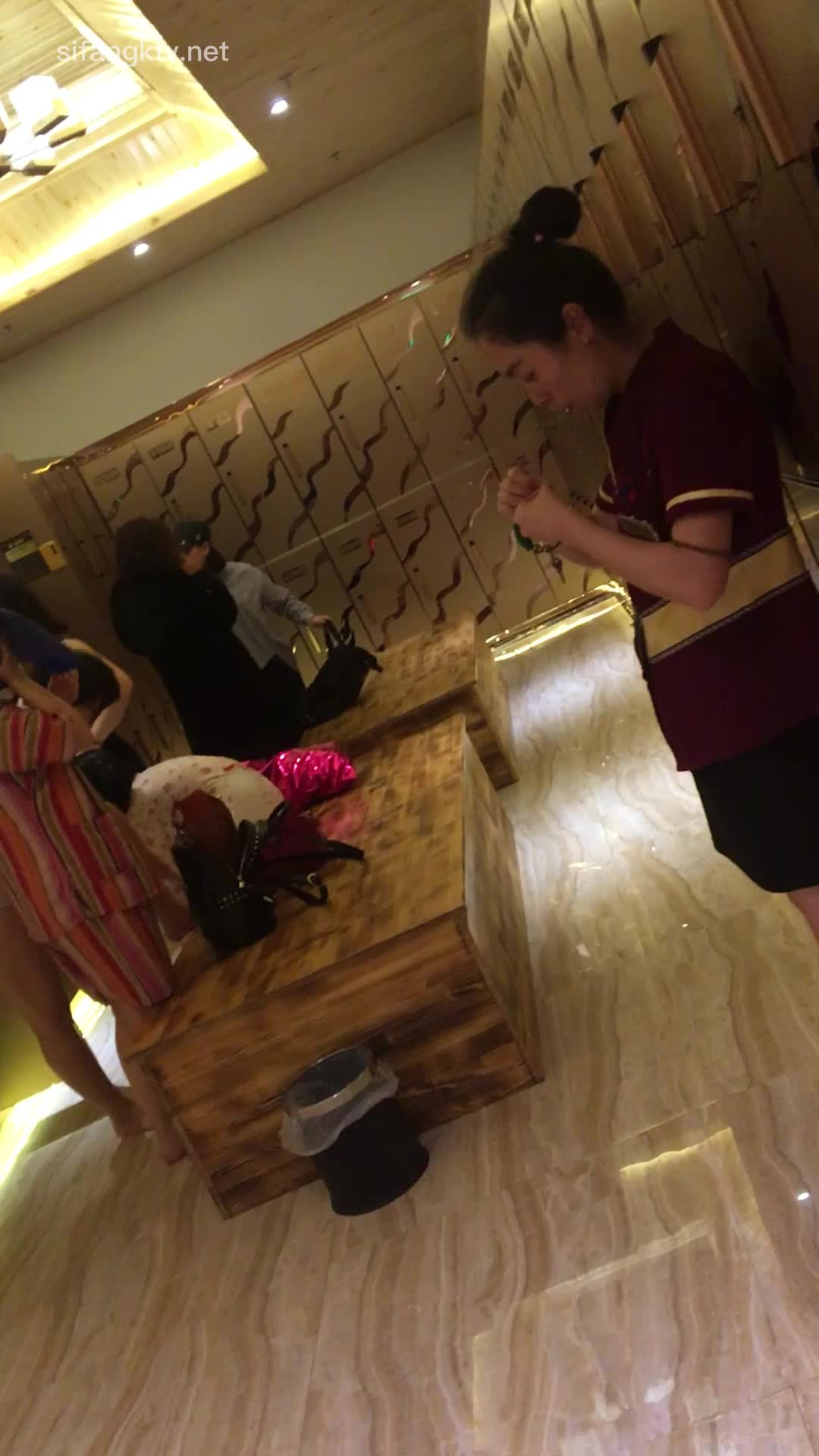2048.vip-身临其境，现场真实偷拍温泉休闲酒店女宾换衣室内部春光，多个年龄段，一屋子女人穿脱衣物