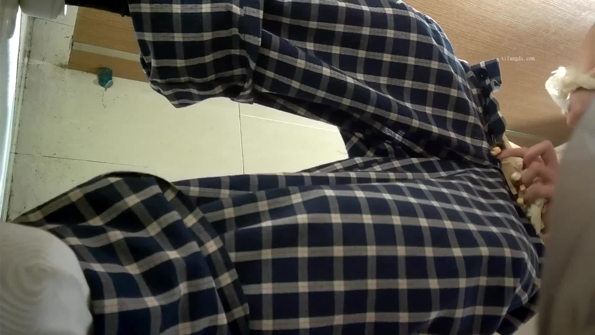 2048.vip-六月最新流出酒吧女厕前景高清偷拍 小姐尿尿妹子嘴里叼着个啥玩意会发光