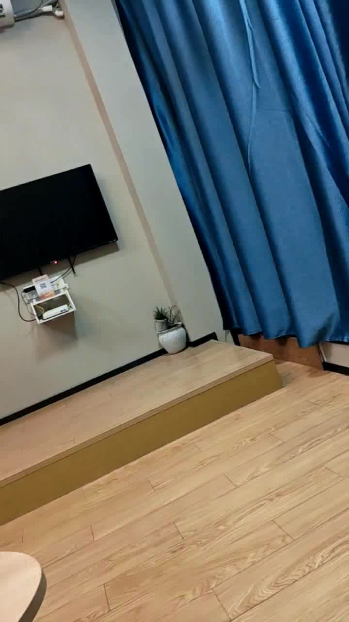2048.vip-我的母狗妹妹露脸跟小哥开房啪啪直播让狼友看，深喉草嘴无毛白虎逼，让小哥各种体位无套爆草，内射中出真骚