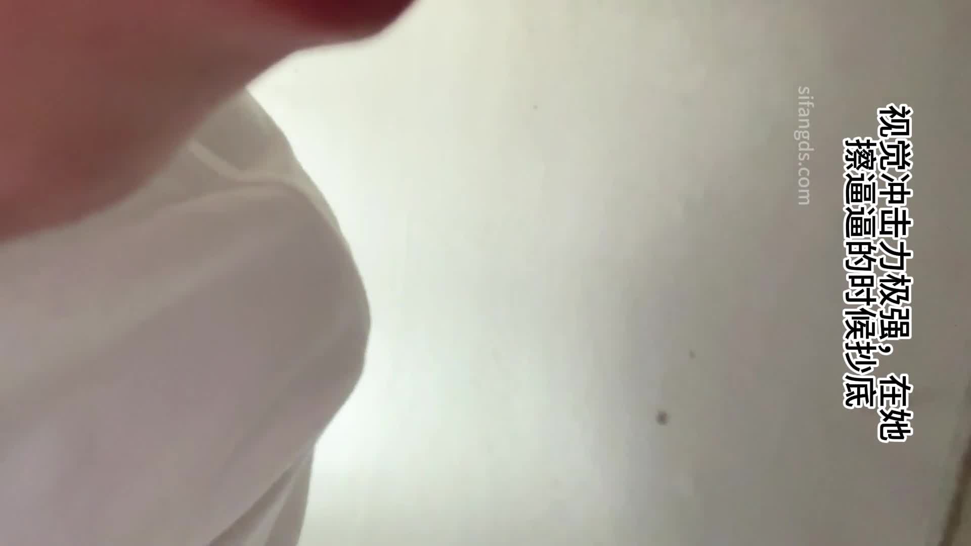2048.vip-牛逼变态哥手持闯拍高校女厕 抄底偷拍几个学妹的嫩逼伸出上帝之手摘下妹子逼上挂着的白带