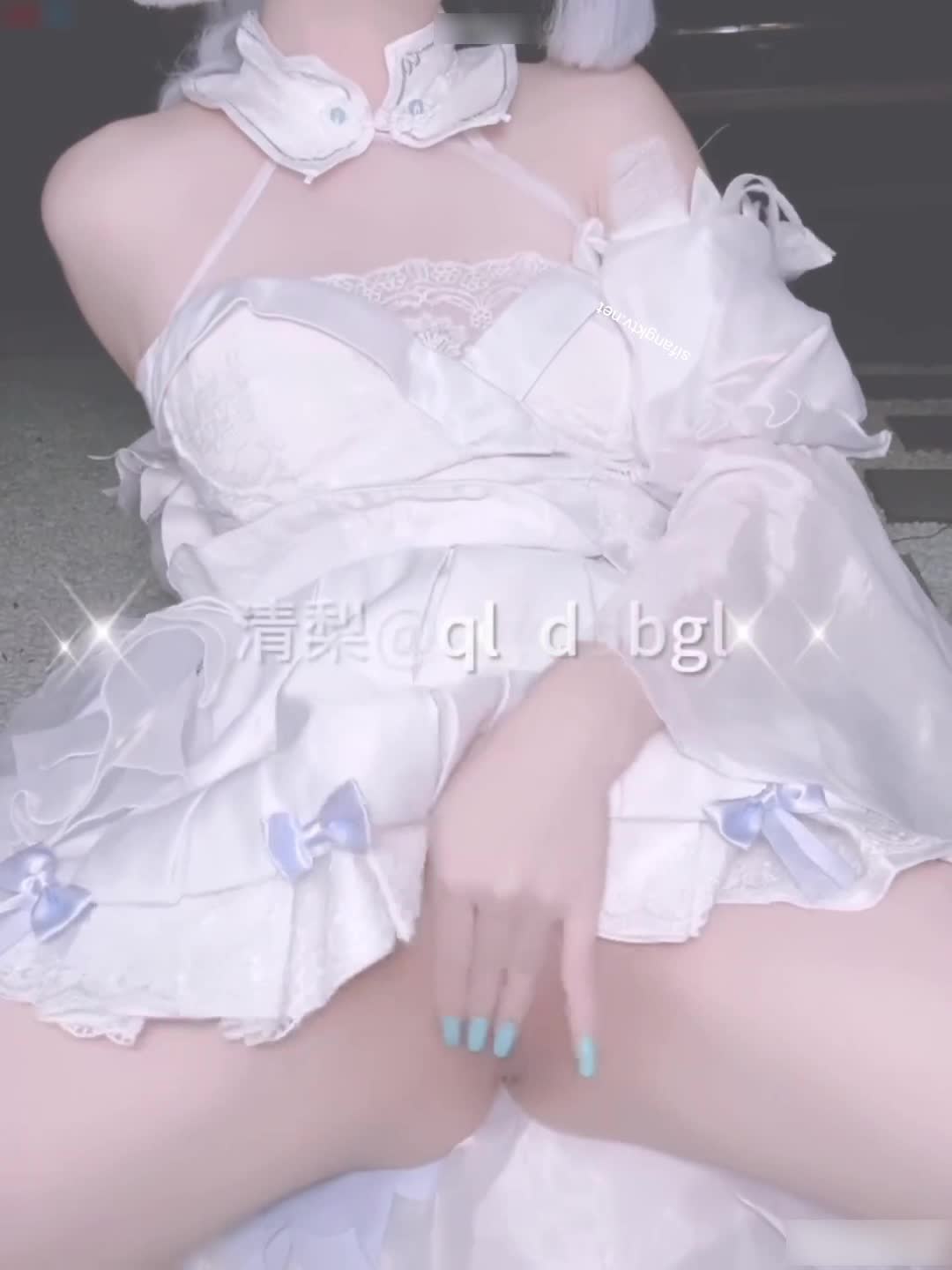 2048.vip-超美颜值 大长腿美少女『清梨(阿梨)』6月门槛福利，美颜拍逼无懈可击！粉嫩小穴湿粘淫汁 掰开小穴紫薇