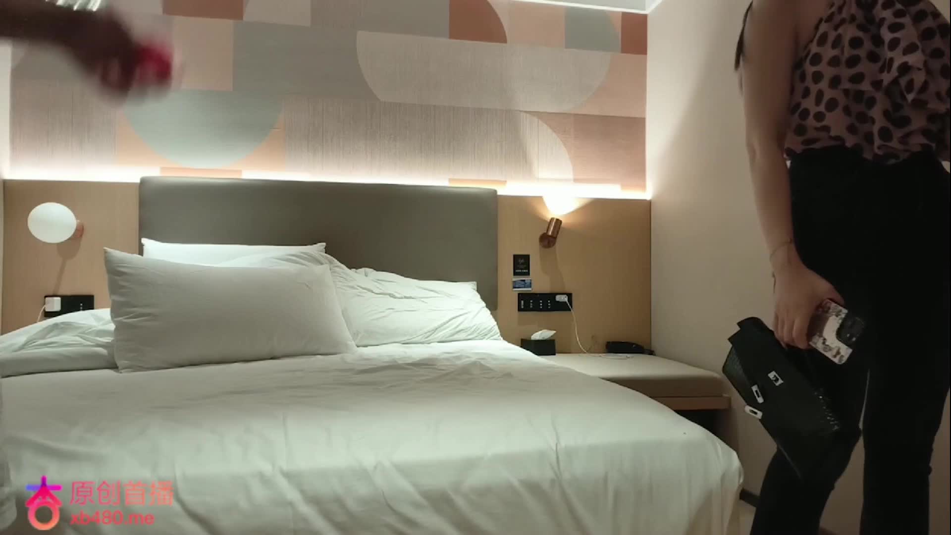 2048.vip-探花战神强哥网约 一个穿着非常性感的漂亮妹妹紧身牛仔裤勾勒妖娆身材下面都被干肿了水也流干了