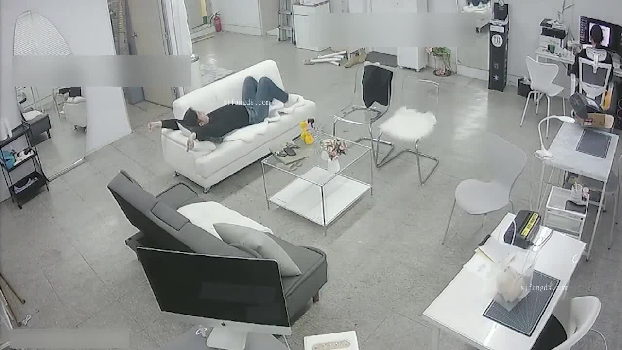 2048.vip-摄像头破解真实偷拍，两位高颜值美女办公室做爱，脱得精光在沙发上激情交配