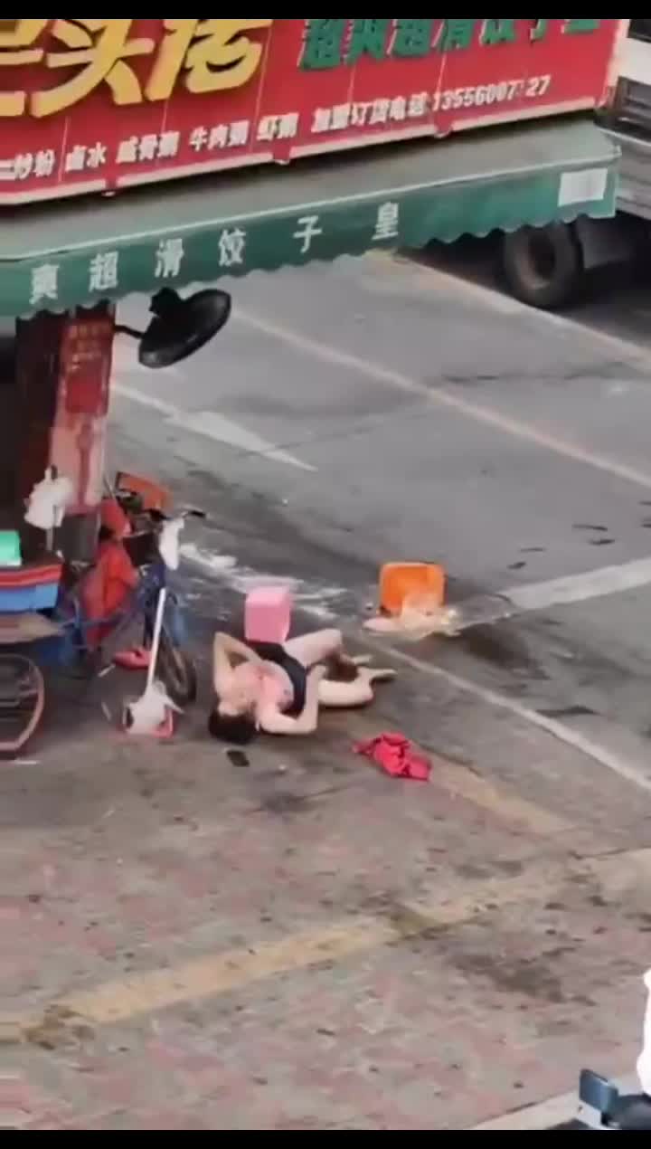 2048.vip-猎奇 熟女街头脱衣露出，然后躺在地上耍泼打滚，这是咋了？为情所困么
