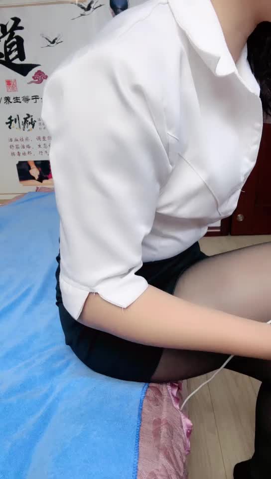 2048.vip-剧情演绎】两个骚货按摩店挑逗顾客 没想到被顾客强上，半推半就推到直接无套猛操