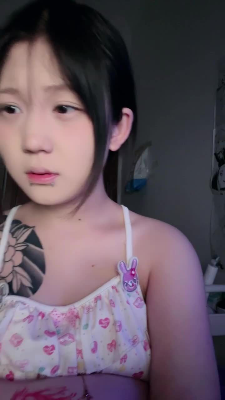 2048.vip-极品反差婊 婴儿肥精神小妹为生存下海，自慰抠逼揉粉嫩大奶子，这就是年轻的魅力