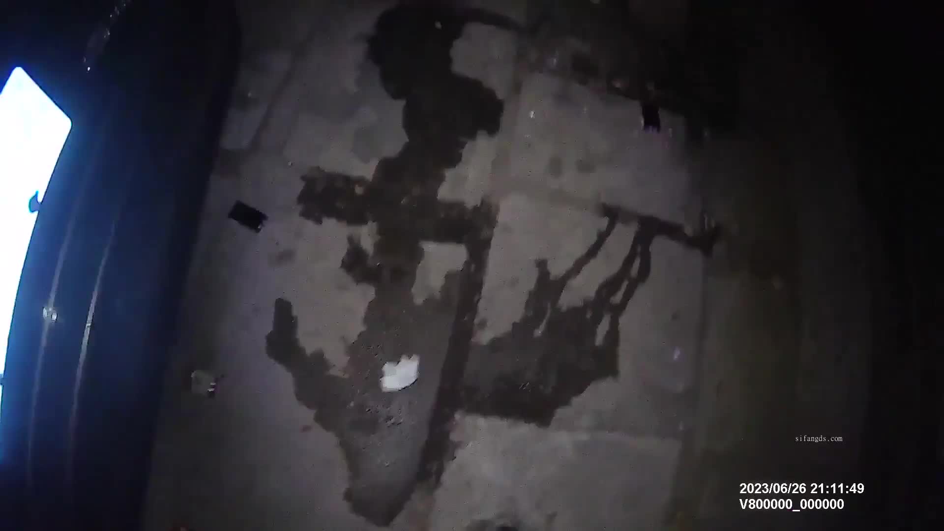 2048.vip-传说中的国产野外放尿神作 两位姑娘光顾临路边老赵家大牌档嫌弃厕所太脏偷偷到停车场随地大小便活该被偷拍
