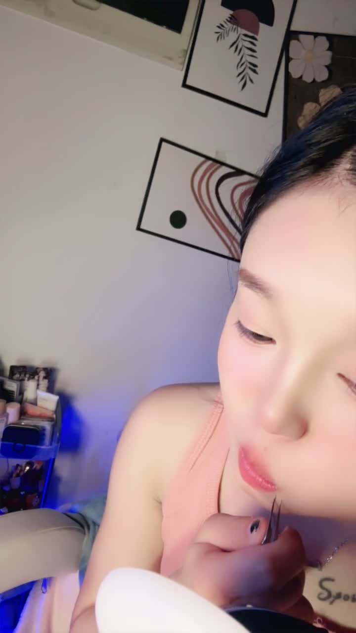 2048.vip-疯狂推荐！女神尺度突破，颜值小浪蹄子【北京妹妹】下海福利，脸穴同框，道具狂插，爽到喷水