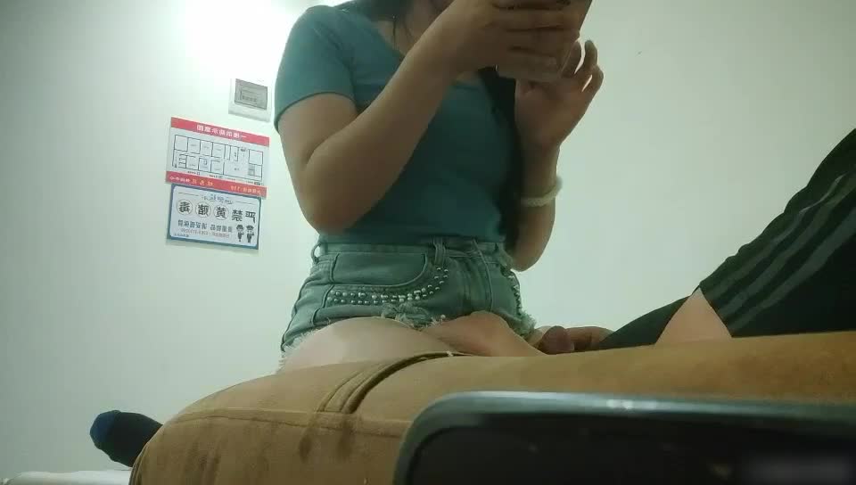 2048.vip-探访按摩店 足疗女技师舒舒服服的按摩，遇到帽子叔叔查房，走后急忙拨开短裤磨蹭插入