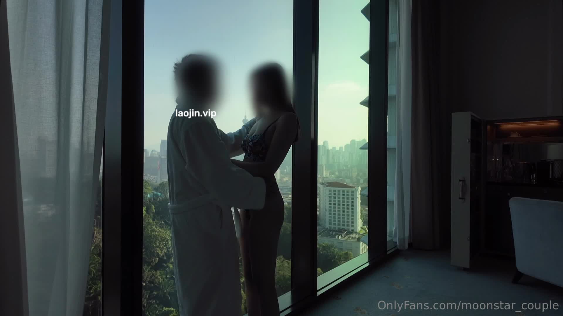 2048.vip-2025年7月，淫妻大神，【MoonStar星月夫妻】，清晨在酒店刚醒，被单男拉到落地窗前啪啪，风情万种人妻