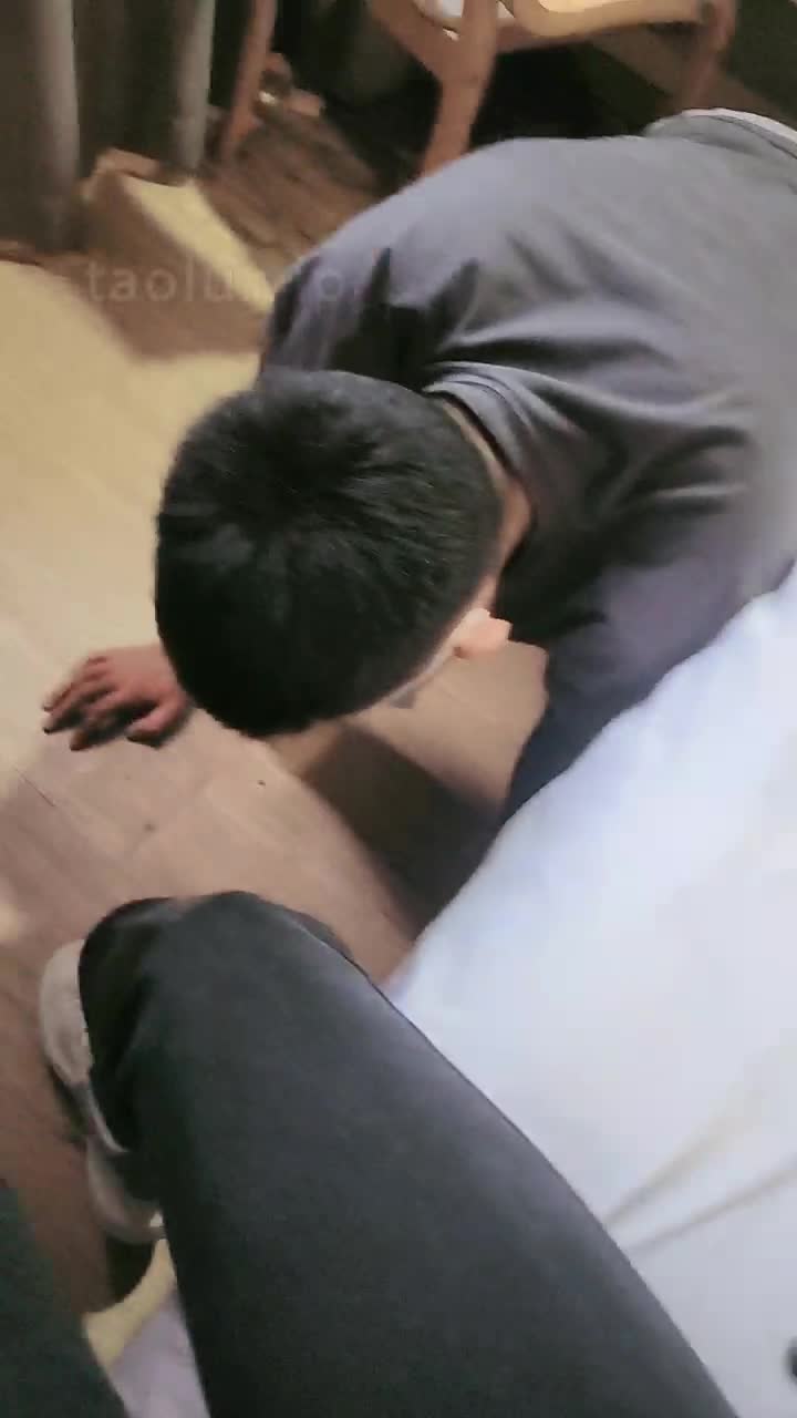 @2048.hk嘉妮S 080_揪耳朵耳光舔裸足插嘴转胯全体重踩踏