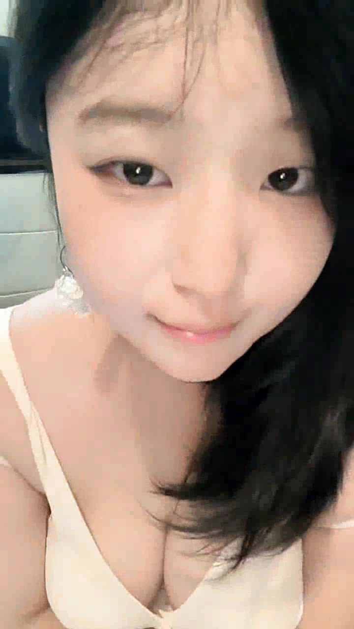 2048.vip-吊钟大奶黑丝露脸极品宝贝镜头前让狼友调教，淫声荡语听狼友指挥揉奶玩逼道具抽插，乳交假鸡巴奶子乱甩真骚