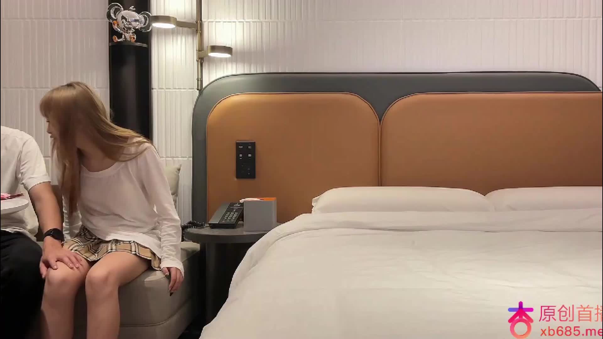 2048.vip-探花成昆 约了一个清纯甜美型的听话乖巧屁股翘水多下面紧馒头一线天全程大力冲击,偷偷把套子拿了干