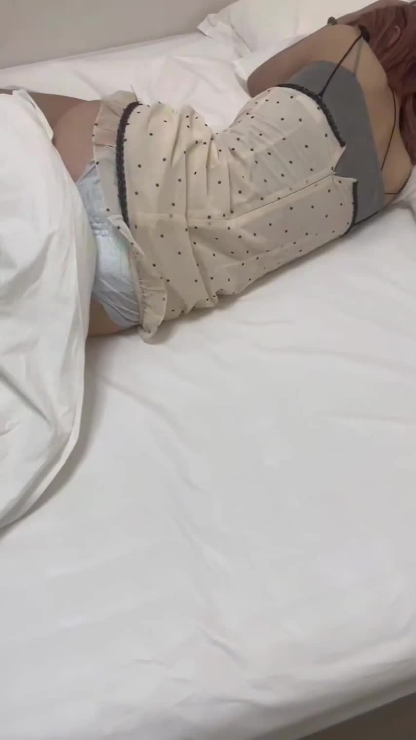 2048.vip-七夕情人节乱伦亲妹妹 妹妹发烧后自慰给自己降火哥哥掏出鸡巴给妹妹“打针”分不清妹妹是发烧还是发骚无水印版