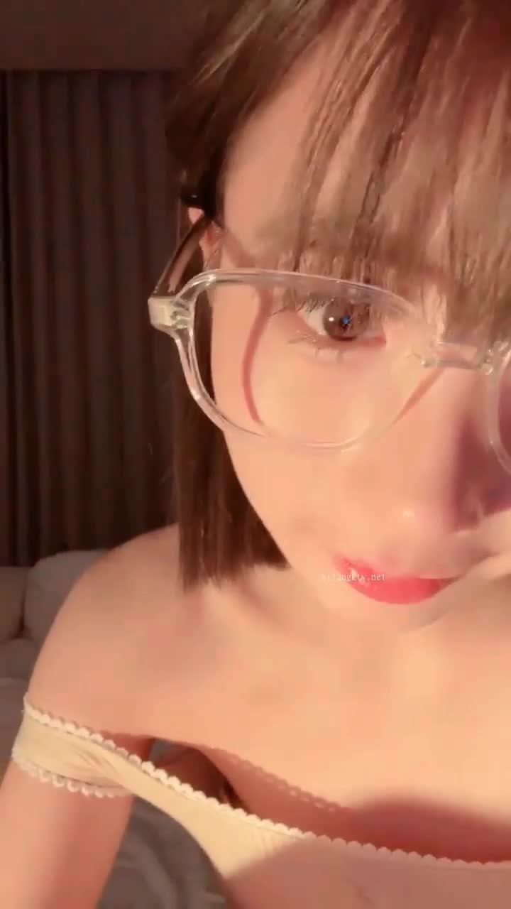 #1302126刚刚下海的新人萝莉美眉！不少特别漂亮 但是很清纯，一双修长的美腿，全身粉嫩得过分，第一次大尺度露出，还很害羞