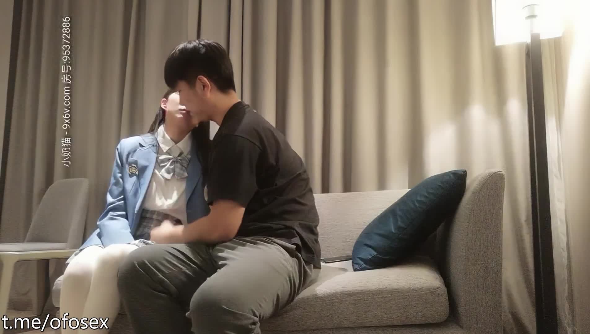 【#小宝寻花】2800约操极品JK小萝莉，粉嫩美乳翘臀苗条可人，舌吻啪啪好似热恋情侣激情无限#探花系列