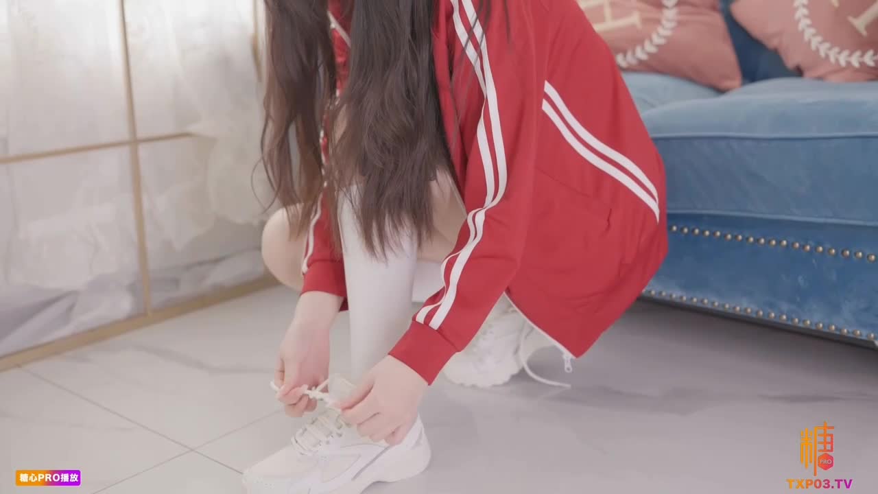 紧急企划_小恩体操服下的嫩穴 跟上面小奈体操服同系列的，呆呆个人觉得小恩的嫩穴比小奈的更肥更嫩，一线天馒头穴户型很漂亮肥嘟嘟的粉粉嫩嫩作者∶ #小恩 #紧急企划#福利姬 #白丝 #粉嫩肉鲍 #体操服