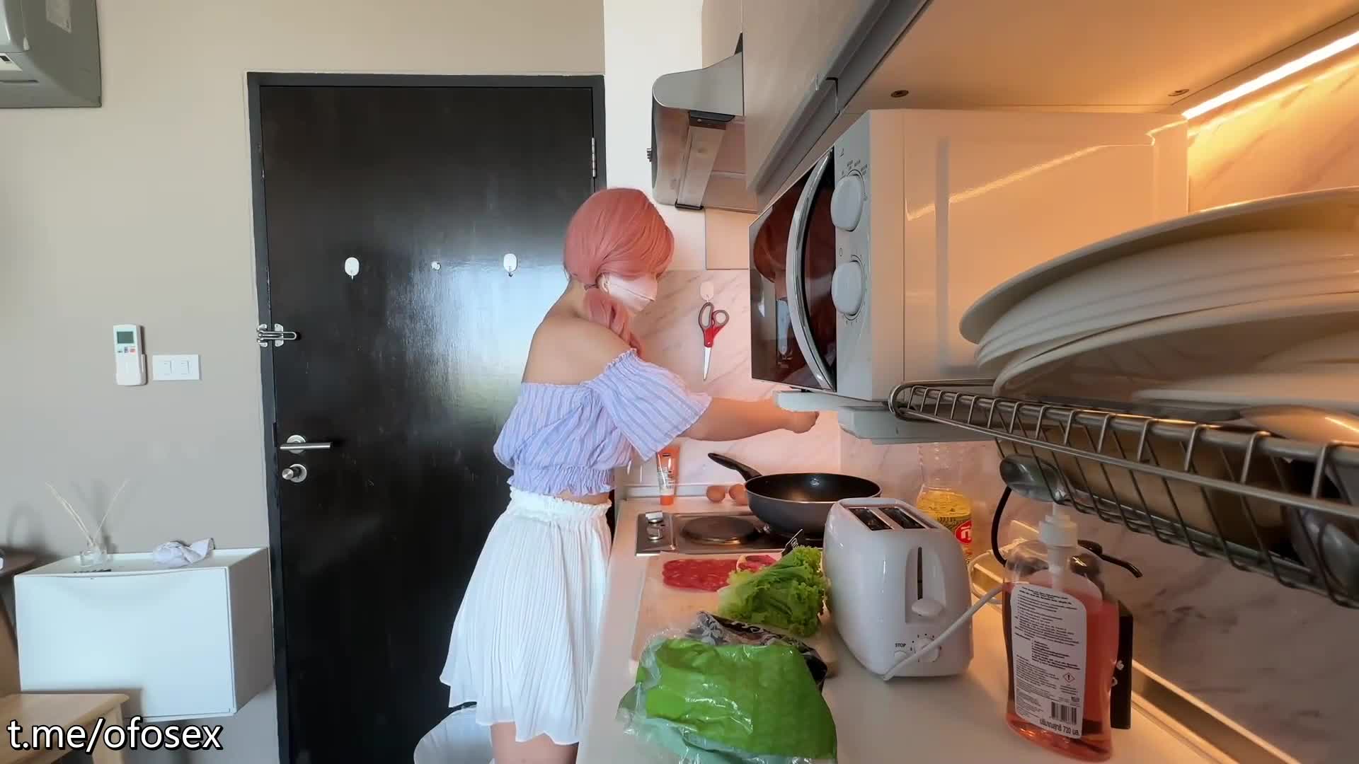极品反差学妹 樱花小猫  厨房艳情妹妹在家一边做爱一边做饭 后入鲜嫩白虎爆肏 真会享受嫩穴早餐 谁受得了