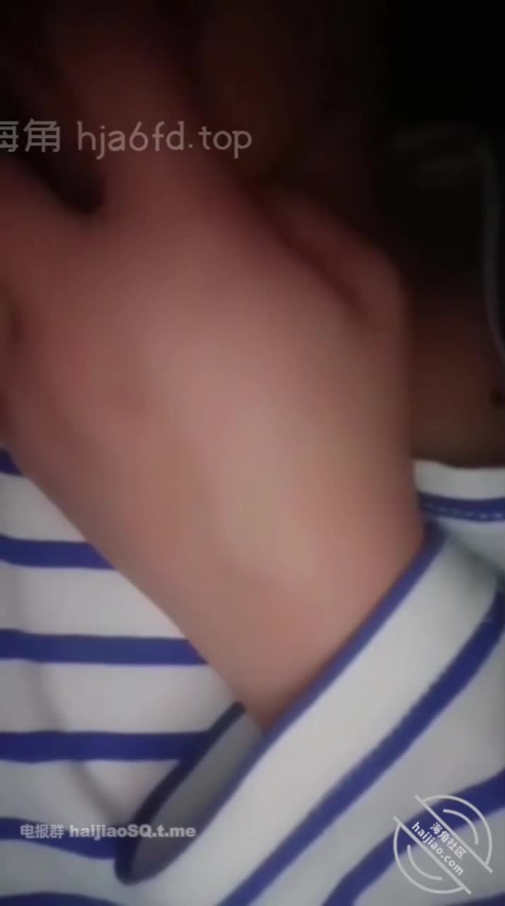 #有个小萝莉 #性瘾小表妹海角社区 小萝莉表妹深夜聊天寂寞了，自慰给我看，先用手觉得不舒服改用口红网站网址 1097648看置顶免费进入福利频道可以看到完整版视频