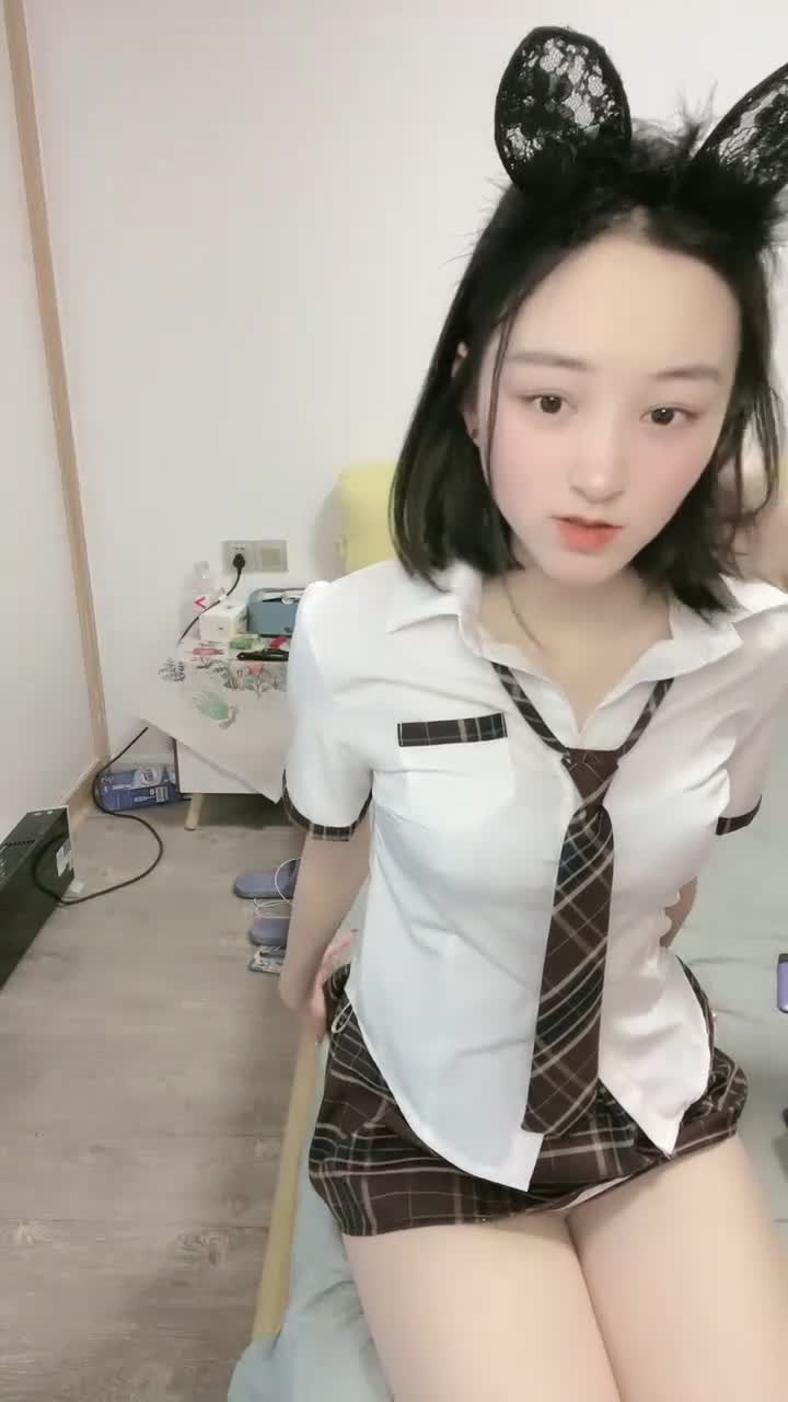 極品尤物！甜美少女！被胖大叔盡情玩弄，張開雙腿扣騷穴，按摩器自慰，主動騎乘位深插