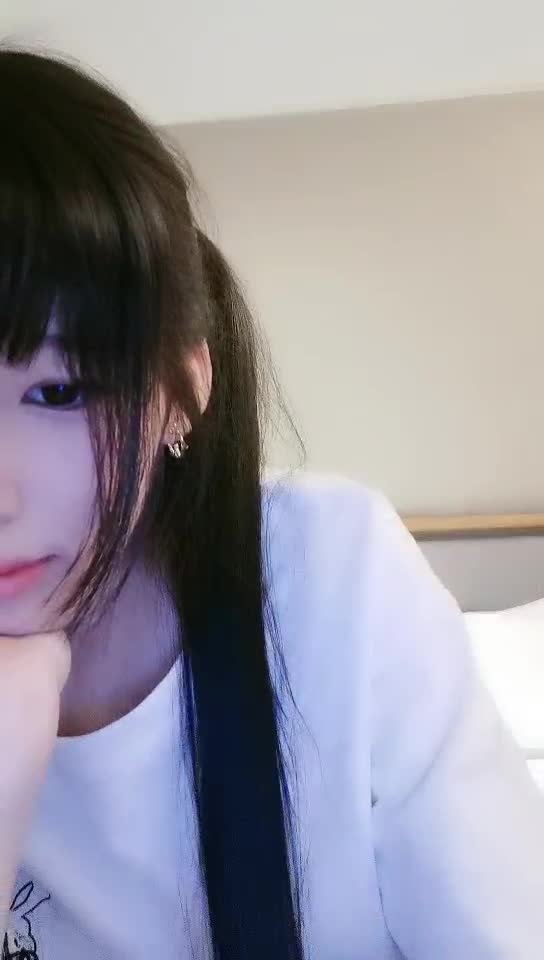 #萝莉 #双马尾 #可爱双马尾小萝莉球衣全裸露脸自慰无水印