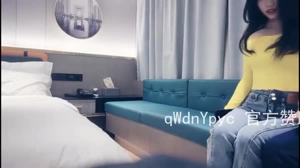 嫩妹纸的逼真紧，越操越高难度，飞起来
