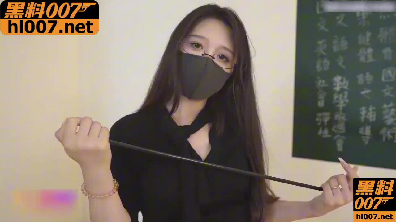 【极品网黄 桥本香菜 作品流出《肉欲老师足交性辅导》丝袜足控大福利！！】网黄桥本香菜 肉欲老师和学生的性交课程、色批学生上课时偷拍老师裙底 被老师当场捉住 作为一名尽职的好老师，当然要满足学生的求知欲啦~张开双腿给学生看个够，用穿着高跟肉丝的脚蹭学生鸡巴，学生也是直接拿着老师的玉足干了起来，再后入猛干老师的嫩穴，最后射在了老师的黑丝长腿上！丝袜控和足控必看佳作！