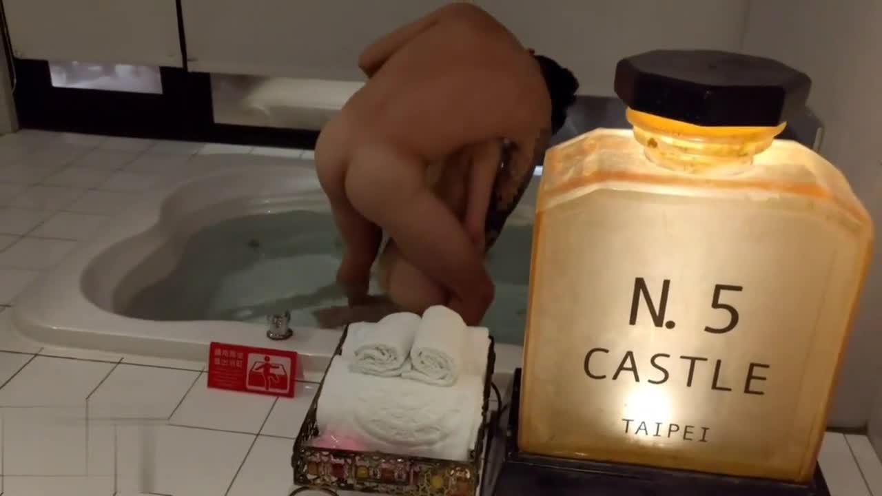 台湾少女试用玩具自慰哪有真的肉棒好用果断丢弃换真的止痒标签： #自慰 #台湾