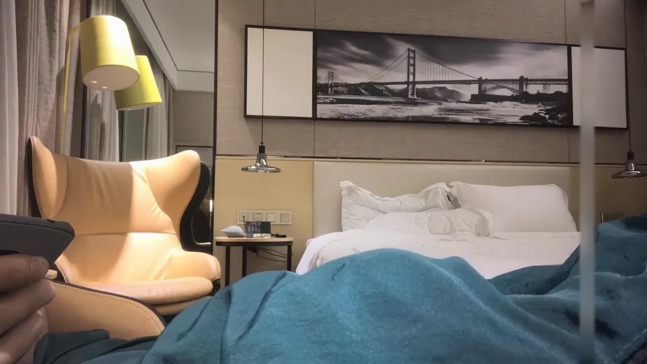上面的嘴跟下面的穴都要他的洋肠来喂