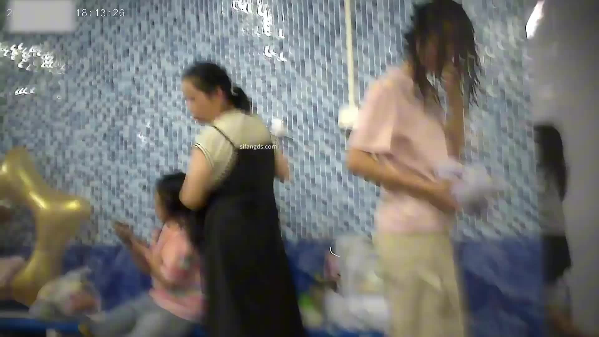 2048.vip-最新流出屌丝女主播【少女时代】 手机偷拍水上乐园l淋浴更衣间里面的秘密满足狼友们的偷窥欲望（3）身材苗条的颜值少妇妈妈