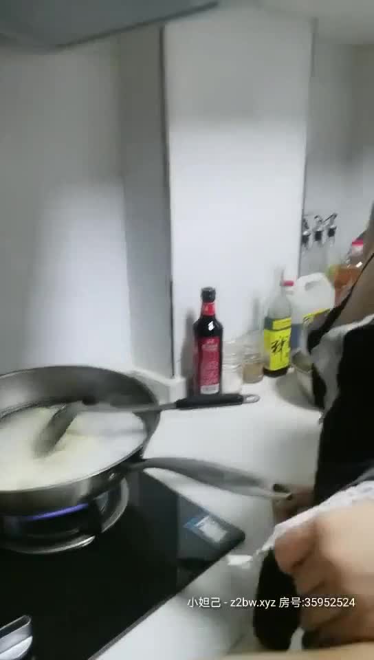 年近70的老爷爷在泳池把校花级的妹子操得淫叫不止