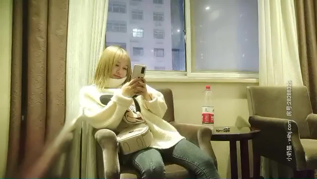 少女玩弄自己无毛白嫩小穴制服网袜珍珠内标签： #无毛 #白虎 #少女