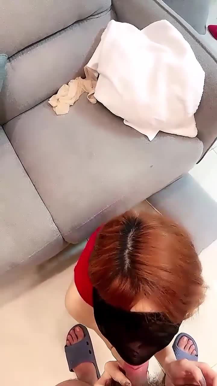 模特身材美腿小姐姐【上篇】蒙着眼镜舔屌！肉丝高跟鞋，扶着屌骑乘插入，打开门后入，撞击深插刺激标签： #骑乘