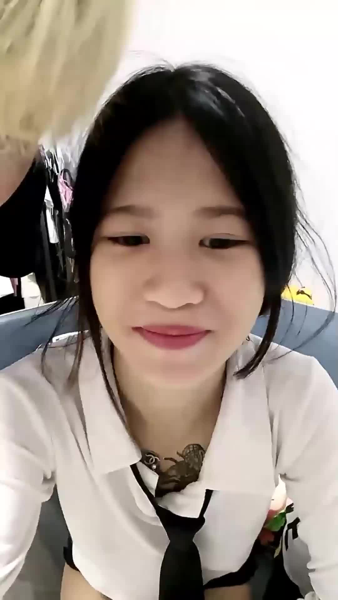 南宁小太妹年轻有为，搔首弄姿，纹身大腿坐骑在男友身上，满足旺盛的性欲！标签： #情侣 #年轻