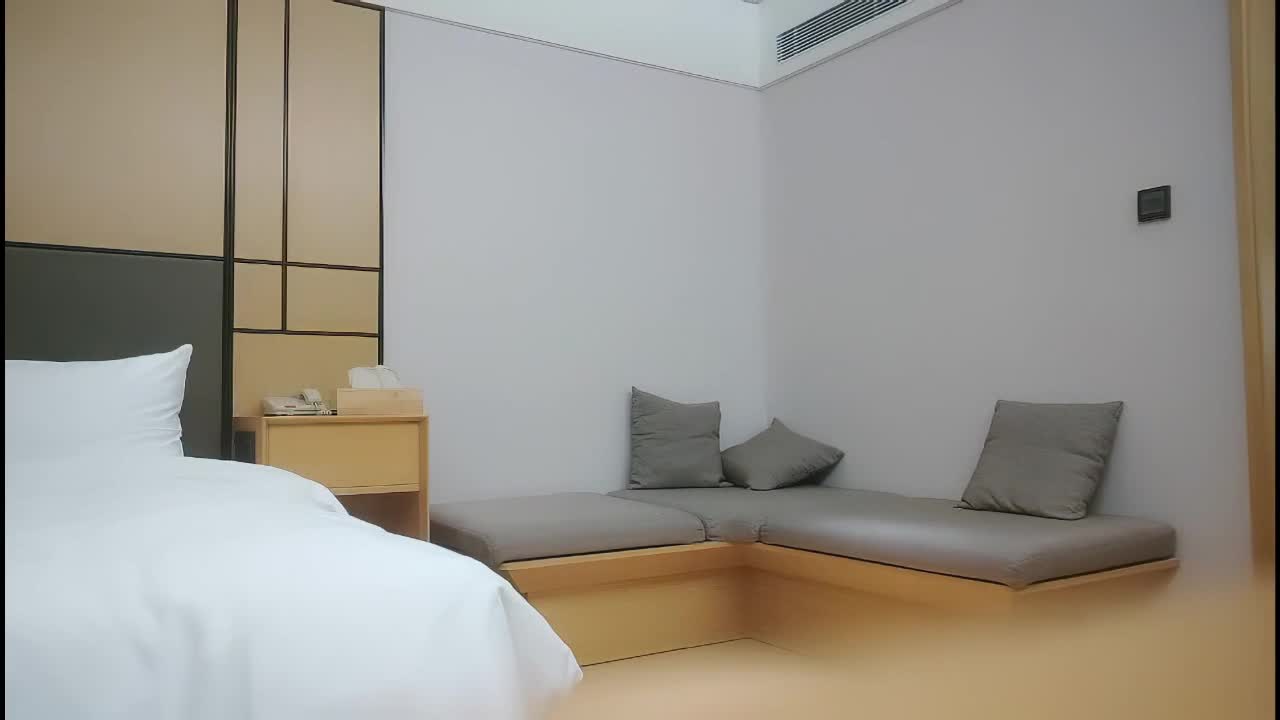 《师生门第三部》??湖南某校闷骚大一女生（露脸）主动约秃顶男教授酒店开房老头真会玩拿震旦辅助标签： #露脸 #学生
