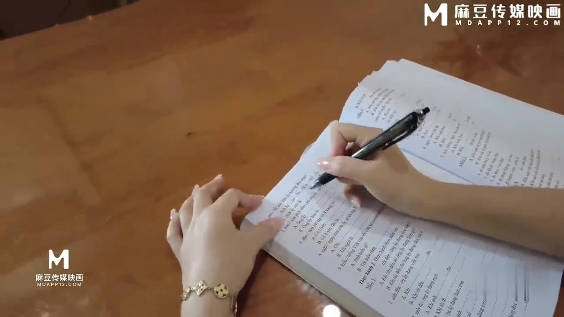 2048.vip-恋父女儿与痴汉老爸 我要把宝贵的第一次给爸爸,爸爸很紧张要看片才能勃起