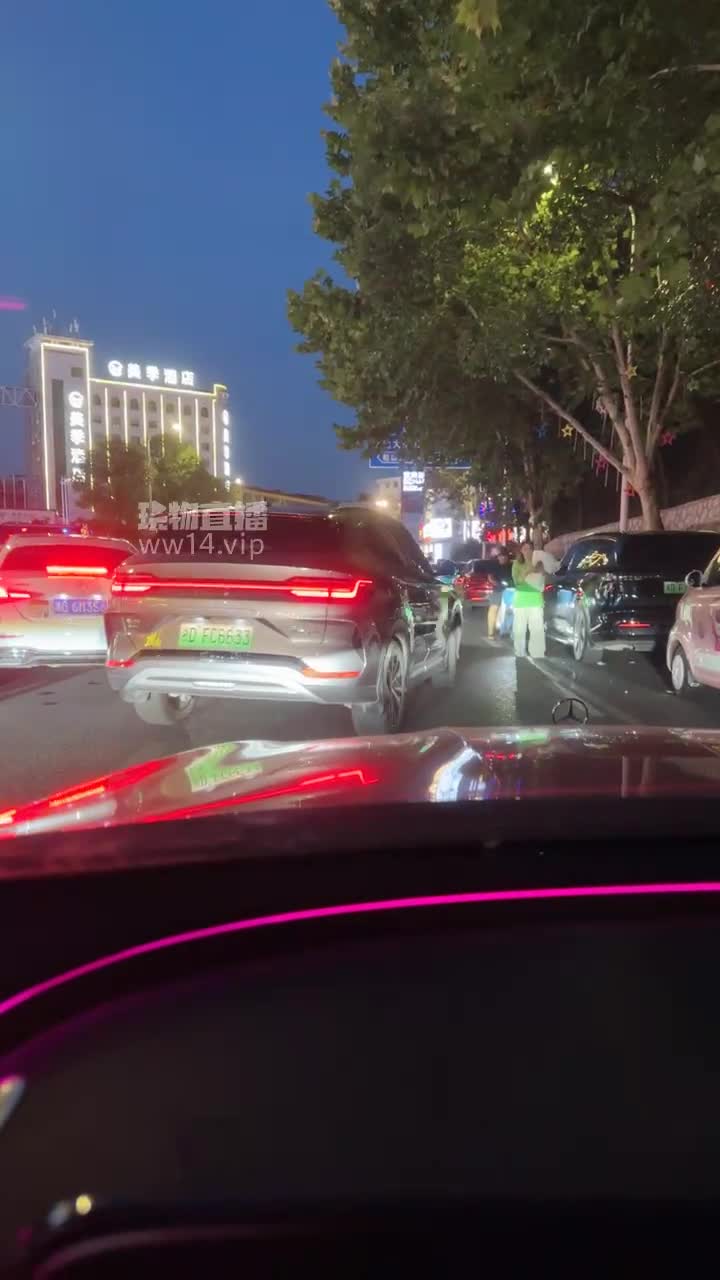 www.98T.la@狗哥TJ：面基高管女白领顶级骨感黑丝大长腿Sou上面聊了两个多月的妹子骚水好多含着擦过淫水的纸巾足射闻着臭黑丝踩射两次今天情人节终于答应见面我草真刺激听她说她在金融公司做高管特意接她下班每天上班都穿黑丝高跟骚得一逼她说第一次被男人口2025-08-29
