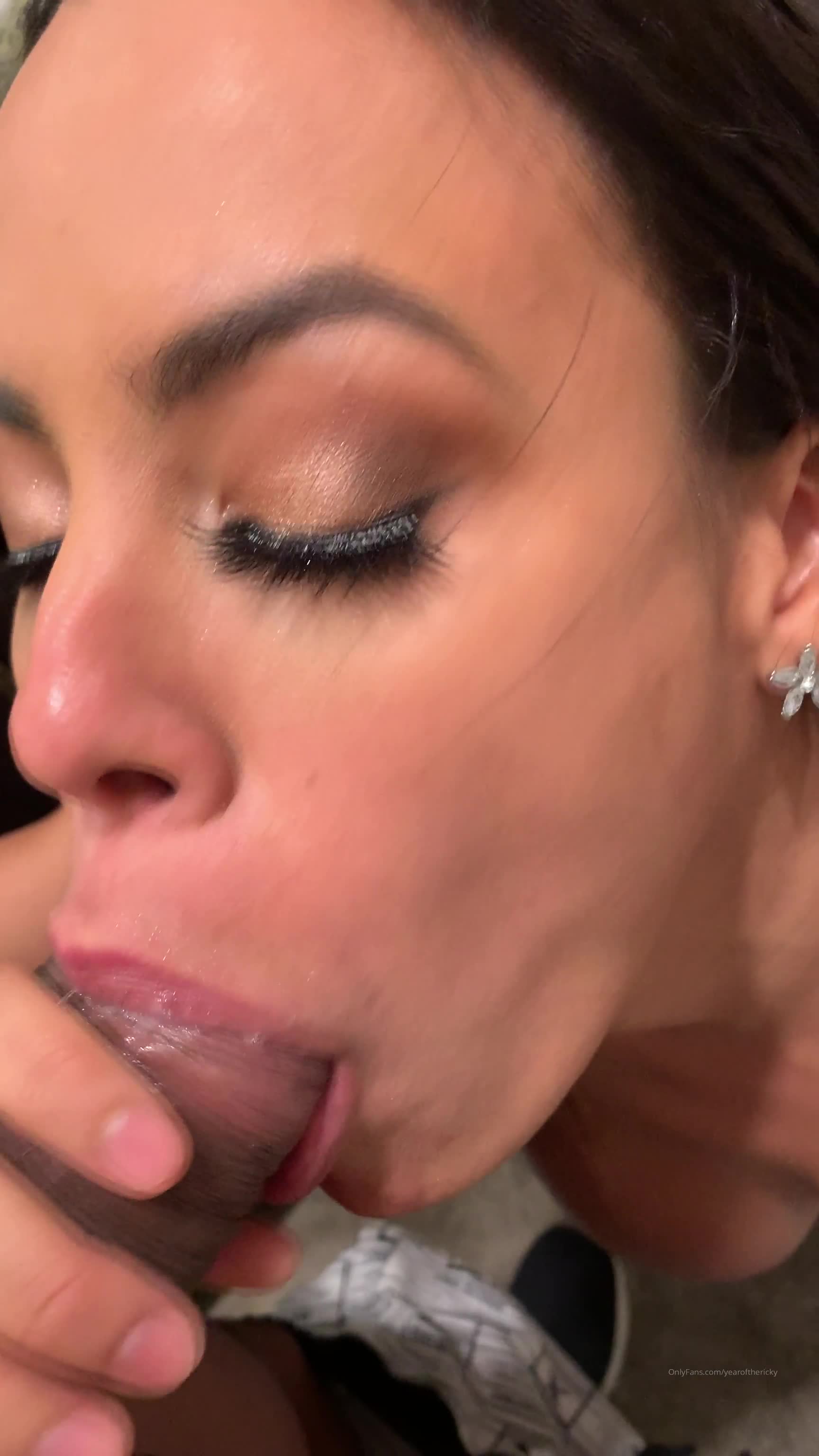 2048.hk@19-12-26_10681829_Found_a_Wild_Luna_in_a_Bathroom_1728x3072