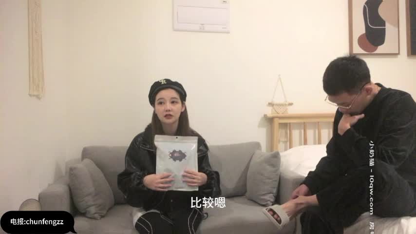 #小北寻花 #爱笑妹还有这个爱笑妹子，身穿情趣内衣，胸前两个灯看着是真的搞笑，跟北哥聊天很害羞。不过笑起来是真吸睛 最主要是北哥只花了1300就把这妹子约过来了。说实话这质量是真的高。北哥坐床上玩手机，妹子看不过去让北哥尊重她一点~笑死 妹子刚下海也没多久被北哥稍微一插就喊疼。不过服务态度还是可以的