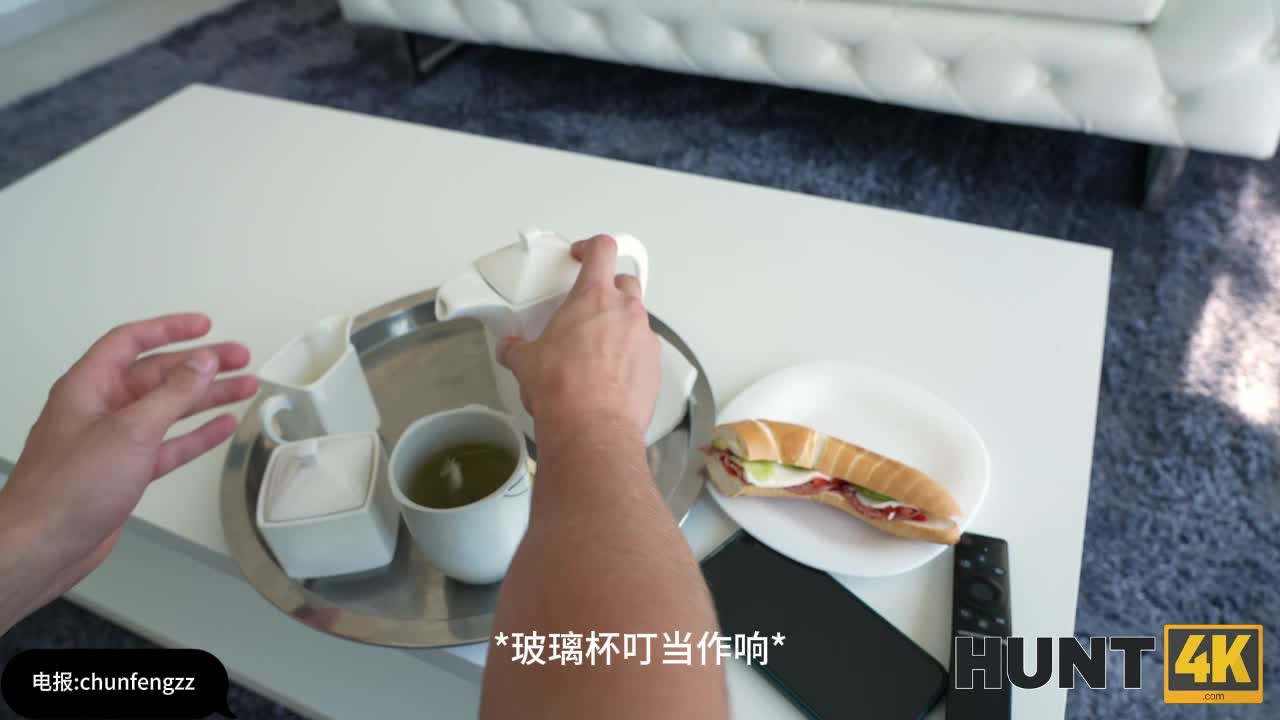 #hunt4k #牛头人 #胁迫 情侣骗子上门检查管道，准备诈骗牛头人。结果被牛头人发现提前把门关了要打电话报警，把两人吓的要死，发现女骗子长的不错，故意把男的打发去修水管，胁迫女骗子操逼不然就报警，女骗子不想蹲篱笆只好遵从了，结果男骗子出来看到牛头人在操自己女友哭的稀里哗啦~但是又不敢打扰。那句我在帮你修水管，你在帮我妻子铺水管真的把我笑死了