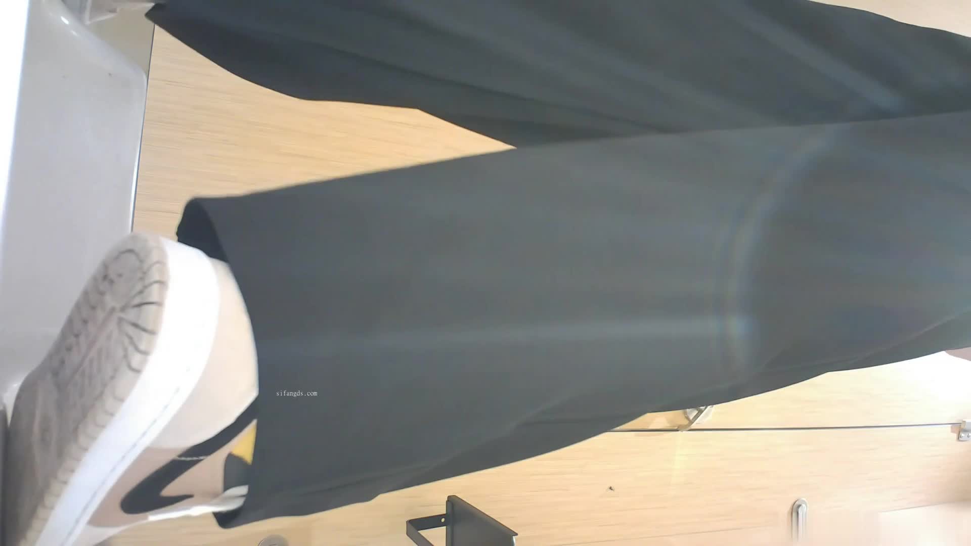 2048.vip-商场女厕近距离后拍几位漂亮小姐姐 粉嫩的鲍鱼就在眼前