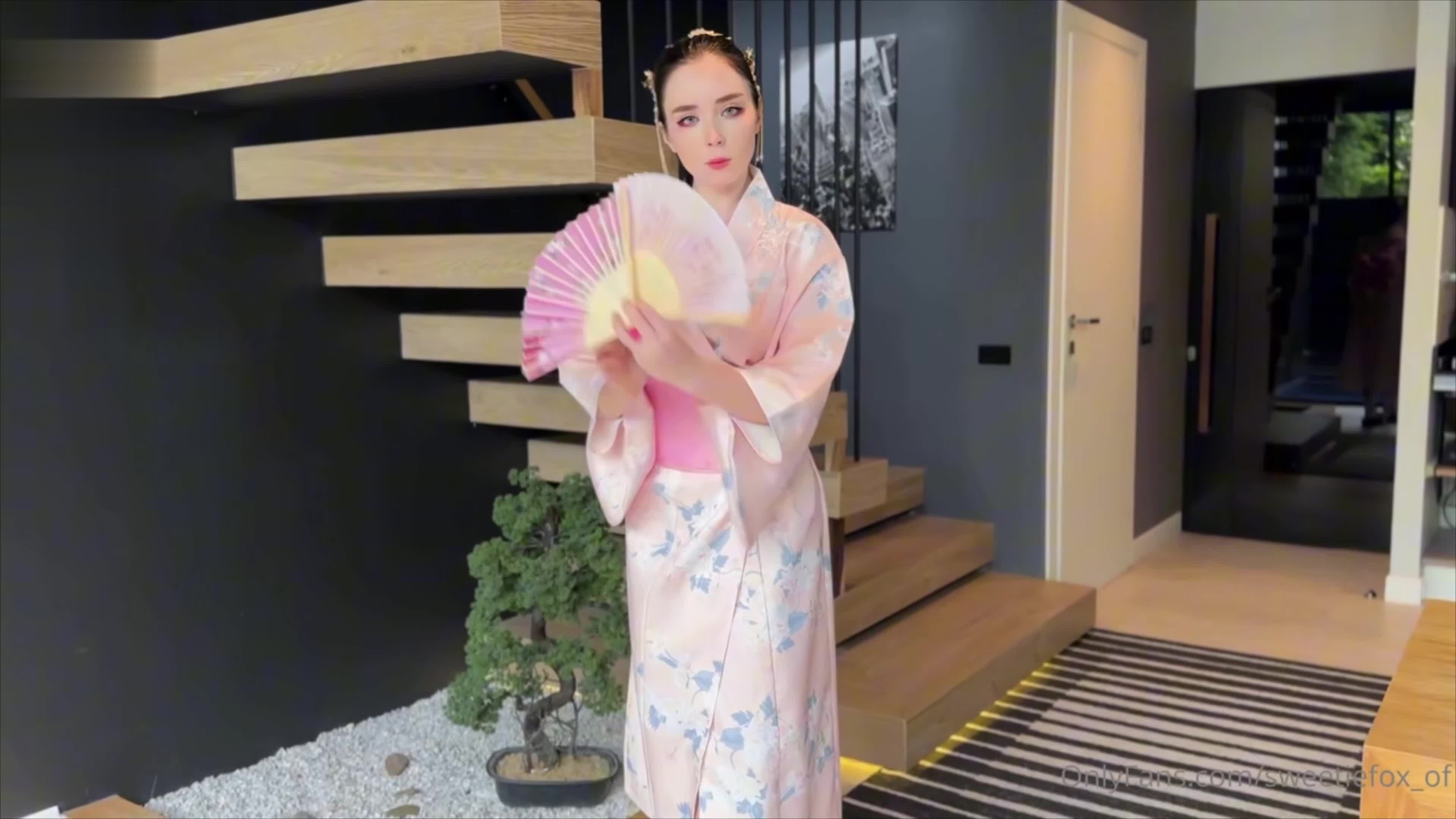 2048.vip-很符合国人审美的顶级洋马 Sweetiefox 穿着和服的白袜艺伎，被各种姿势暴力抽插，高潮不断